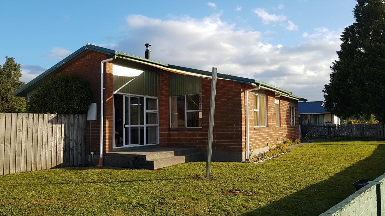 Little Red Riding Hood Villa Reefton Exterior photo