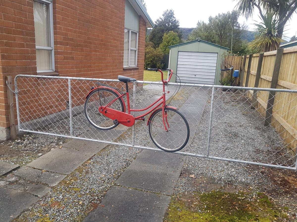 Little Red Riding Hood Villa Reefton Exterior photo